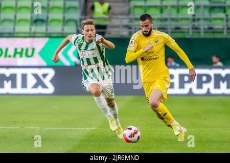 Budapest, Ungarn – 13. Juli 2022. Ferencvaros Mittelfeldspieler Kristoffer Zachariassen gegen den Tobol-Verteidiger Aleksa Amanovic während der UEFA Champions League Stockfoto