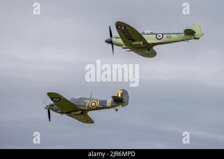 Navy Wings Seafire XVII ‘SX336’ & Hawker Sea, der „Z7015“, wurde auf der Fly Navy Airshow, die am 3.. Juli 2022 in Shuttleworth stattfand, in die Luft gejagt Stockfoto