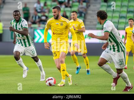 Budapest, Ungarn – 13. Juli 2022. Tobol-Verteidiger Aleksa Amanovic gegen die Ferencvaros-Spieler Anderson Esiti und Henry Wingo während der UEFA Champions Lea Stockfoto