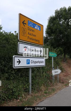 Blick auf mehrere Richtungsschilder auf einer Straße Stockfoto