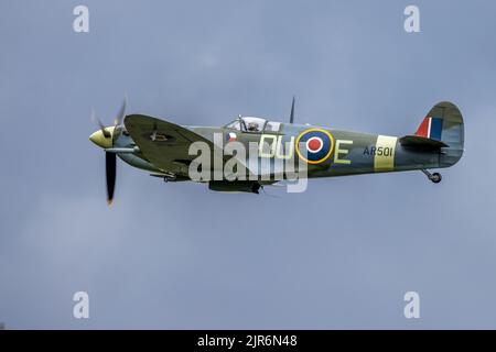 Supermarine Spitfire VC 'AR501' auf der Fly Navy Airshow in Shuttleworth am 3.. Juli 2022 Stockfoto