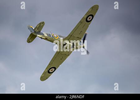 1941 Hawker Sea ‘Z7015’ in der Luft auf der Fly Navy Airshow in Shuttleworth am 3.. Juli 2022 Stockfoto