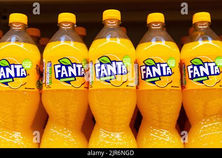 Flaschen orangener Softdrinks Fanta auf einem Supermarktregal Stockfoto