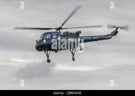 Westland Wasp HAT Mk 1 ‘XT435’ auf der Fly Navy Airshow in Shuttleworth am 3.. Juli 2022 in der Luft Stockfoto