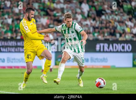 Budapest, Ungarn – 13. Juli 2022. Ferencvaros Mittelfeldspieler Kristoffer Zachariassen gegen den Tobol-Verteidiger Aleksa Amanovic während der UEFA Champions League Stockfoto