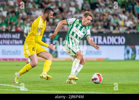 Budapest, Ungarn – 13. Juli 2022. Ferencvaros Mittelfeldspieler Kristoffer Zachariassen gegen den Tobol-Verteidiger Aleksa Amanovic während der UEFA Champions League Stockfoto