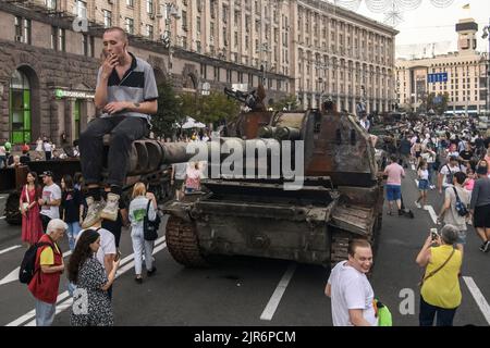 Kiew, Ukraine. 22. August 2022. Am Sonntag, dem 21. August 2022, schauen die Menschen auf die zerstörte russische Militärausrüstung in der Chreschtschatyk-Straße in Kiew, die vor dem Unabhängigkeitstag der Ukraine am 24. August, inmitten der russischen Invasion in der Ukraine, in ein Militärmuseum unter freiem Himmel verwandelt wurde. Foto von Vladyslav Musiienko/UPI Credit: UPI/Alamy Live News Stockfoto