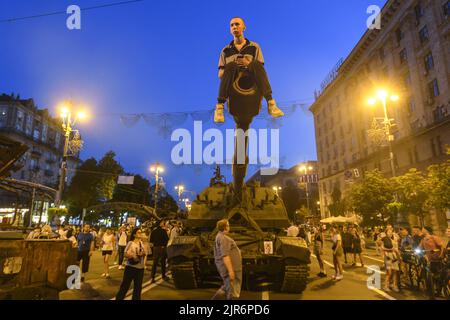 Kiew, Ukraine. 22. August 2022. Am Sonntag, dem 21. August 2022, schauen die Menschen auf die zerstörte russische Militärausrüstung in der Chreschtschatyk-Straße in Kiew, die vor dem Unabhängigkeitstag der Ukraine am 24. August, inmitten der russischen Invasion in der Ukraine, in ein Militärmuseum unter freiem Himmel verwandelt wurde. Foto von Vladyslav Musiienko/UPI Credit: UPI/Alamy Live News Stockfoto