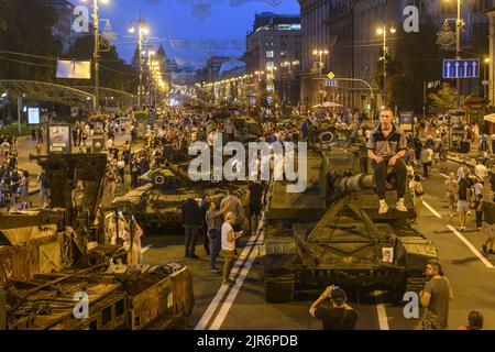 Kiew, Ukraine. 22. August 2022. Am Sonntag, dem 21. August 2022, schauen die Menschen auf die zerstörte russische Militärausrüstung in der Chreschtschatyk-Straße in Kiew, die vor dem Unabhängigkeitstag der Ukraine am 24. August, inmitten der russischen Invasion in der Ukraine, in ein Militärmuseum unter freiem Himmel verwandelt wurde. Foto von Vladyslav Musiienko/UPI Credit: UPI/Alamy Live News Stockfoto