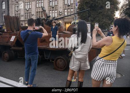 Kiew, Ukraine. 22. August 2022. Am Sonntag, dem 21. August 2022, schauen die Menschen auf die zerstörte russische Militärausrüstung in der Chreschtschatyk-Straße in Kiew, die vor dem Unabhängigkeitstag der Ukraine am 24. August, inmitten der russischen Invasion in der Ukraine, in ein Militärmuseum unter freiem Himmel verwandelt wurde. Foto von Vladyslav Musiienko/UPI Credit: UPI/Alamy Live News Stockfoto