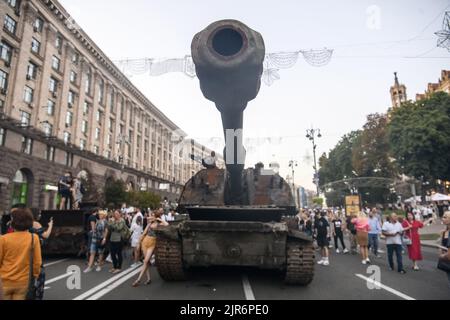 Kiew, Ukraine. 22. August 2022. Am Sonntag, dem 21. August 2022, schauen die Menschen auf die zerstörte russische Militärausrüstung in der Chreschtschatyk-Straße in Kiew, die vor dem Unabhängigkeitstag der Ukraine am 24. August, inmitten der russischen Invasion in der Ukraine, in ein Militärmuseum unter freiem Himmel verwandelt wurde. Foto von Vladyslav Musiienko/UPI Credit: UPI/Alamy Live News Stockfoto