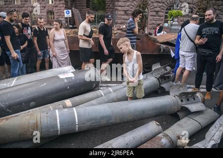 Kiew, Ukraine. 22. August 2022. Am Sonntag, dem 21. August 2022, schauen die Menschen auf die zerstörte russische Militärausrüstung in der Chreschtschatyk-Straße in Kiew, die vor dem Unabhängigkeitstag der Ukraine am 24. August, inmitten der russischen Invasion in der Ukraine, in ein Militärmuseum unter freiem Himmel verwandelt wurde. Foto von Vladyslav Musiienko/UPI Credit: UPI/Alamy Live News Stockfoto