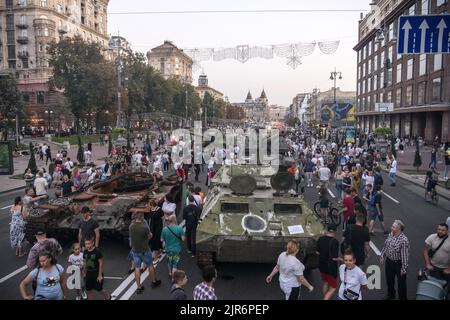 Kiew, Ukraine. 22. August 2022. Am Sonntag, dem 21. August 2022, schauen die Menschen auf die zerstörte russische Militärausrüstung in der Chreschtschatyk-Straße in Kiew, die vor dem Unabhängigkeitstag der Ukraine am 24. August, inmitten der russischen Invasion in der Ukraine, in ein Militärmuseum unter freiem Himmel verwandelt wurde. Foto von Vladyslav Musiienko/UPI Credit: UPI/Alamy Live News Stockfoto