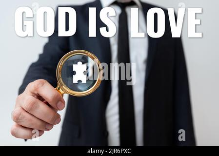 Textunterschrift, die Gott ist Liebe darstellt. Konzeptionelles Foto Glauben an Jesus Glauben Religiöse Gedanken Christentum Mann mit Vergrößerungsglas zu Stockfoto