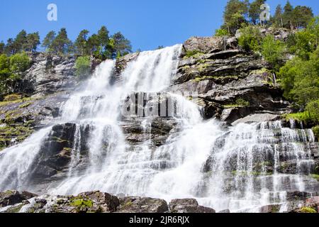 Blick auf den Wasserfall Tvindefossen oder Tvinnefossen in der Nähe von Voss in Norwegen Stockfoto