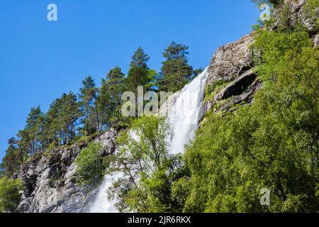 Blick auf den Wasserfall Tvindefossen oder Tvinnefossen in der Nähe von Voss in Norwegen Stockfoto