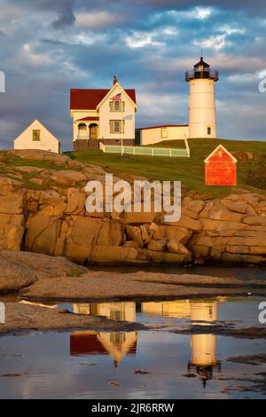 Nubble Light ist eine berühmte amerikanische Ikone und ein klassisches Beispiel für einen Leuchtturm. Die Voyager-Sonde, die Fotos des promin-stärksten Planeten der Erde trägt Stockfoto