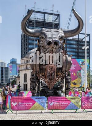 Die Menschen blicken erstaunt auf den legendären, 10 Meter hohen, wütenden Bullen aus der Eröffnungsfeier der Commonwealth Games 2022. Centenary Square, Birmingham, England. Stockfoto