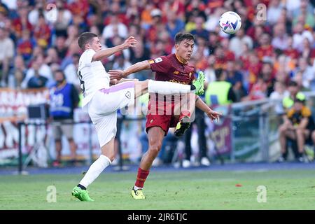 Rom, Italien. 22. August 2022. Luca Zanimacchia von US Cremonese und Paulo Dybala von AS Roma kämpfen während des Spiels der Serie A zwischen Roma und Cremonese im Stadio Olimpico, Rom, Italien, am 22. August 2022 um den Ball. Kredit: Giuseppe Maffia/Alamy Live Nachrichten Stockfoto