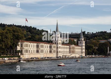 Blick auf die historische Militärschule des Bosporus auf der asiatischen Seite Istanbuls. Es ist ein sonniger Sommertag. Wunderschöne Szene. Stockfoto