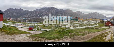 Panoramablick auf den Friedhof- und Wohnvorort Sisimiut, Grönland, am 16. Juli 2022 Stockfoto