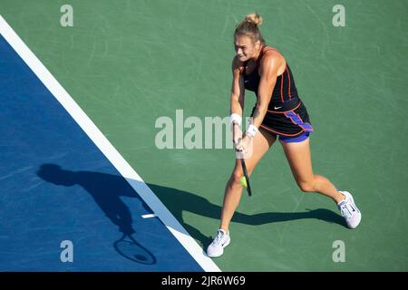 Mason, Ohio, USA. 20. August 2022. Aryna Sabalenka spielt beim Tennisturnier der Western und Southern Open gegen die Gegnerin Caroline Garcia einen Ball. (Bild: © Wally Nell/ZUMA Press Wire) Stockfoto