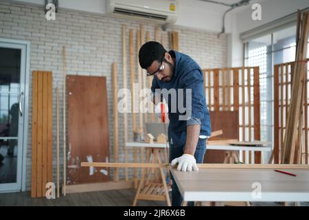 Zimmermann Schleifen Tischlerei Produkt mit Schnitzereien, Finishing Holzarbeiten in der Zimmerei Herstellung Stockfoto