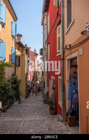 Eine vertikale Aufnahme der schmalen Straße mit bunten Gebäuden im Stadtzentrum von Rovinj, Kroatien Stockfoto