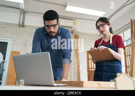 Zimmermann Schleifen Tischlerei Produkt mit Schnitzereien, Finishing Holzarbeiten in der Zimmerei Herstellung Stockfoto