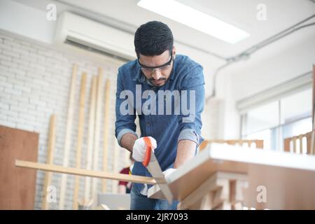 Zimmermann Schleifen Tischlerei Produkt mit Schnitzereien, Finishing Holzarbeiten in der Zimmerei Herstellung Stockfoto