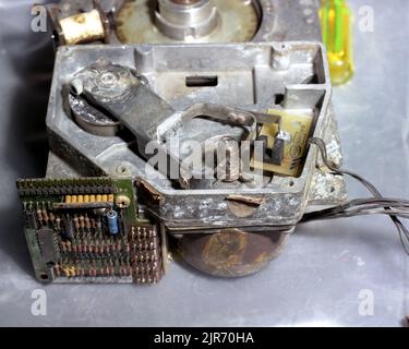 A861393 U12T MIGHTY OAK RECOVERY DISC DRIVE NELSON (PROJECT ENGINEER) DEZ 3 86 EG&G/NTS PHOTO LAB VERÖFFENTLICHUNGSDATUM: 12/3/1986 GEHÄUSE; SCHALTUNGEN UND DRÄHTE; DISKETTENLAUFWERKE; FESTPLATTEN, FESTPLATTE (COMPUTER); EDGERTON, GERMESHAUSEN & GRIER; EG&G; ELEKTROTECHNIK; GERÄTE UND INSTRUMENTE; INSTRUMENTE UND AUSRÜSTUNG; MÄCHTIGE EICHE; NELSON, PALMER; NEVADA TESTGELÄNDE; NTS; KERNENERGIETECHNIK; KERNWAFFENTESTS; KERNWAFFENTESTS; WIEDERGEBORGENEN SCHEIBENANTRIEB; T-TUNNEL; TESTGELÄNDE; TUNNEL; U12T; U12T MÄCHTIGE EICHE; UGT; UNDERGROUND; UNDERGROUND-TESTS; WAFFENTECHNIK; VERDRAHTETE HISTORISCHE BILDER. 1972 - 2012. Abteilung o Stockfoto