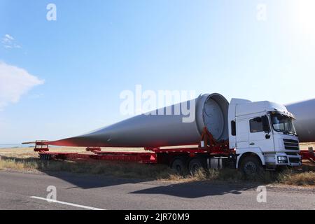 Eine Klinge eines Windkraftherstellers auf einem LKW. Transport von Rotorblättern aus einer Windmühle Stockfoto