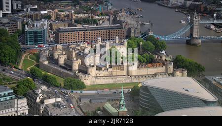 Der gesamte Tower of London Castle, von oben betrachtet, wird von der Abendsonne beleuchtet, London, Großbritannien Stockfoto