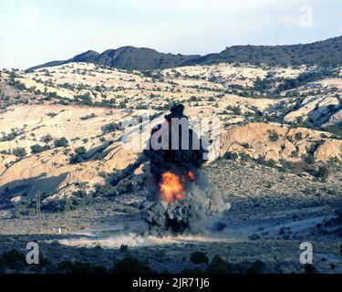 A861178 U12G MIKRO-ECHO-FEUERBALLSCHERE (PROJEKTINGENIEUR) OCT 22 1986 EG&G/NTS FOTOLABOR VERÖFFENTLICHUNGSDATUM: 10/22/1986 SPRENGUNGEN; DETONATION; DETONATION BLAST; EDGERTON, GERMESHAUSEN & GRIER; EG&G; EXPLOSIONEN; EXPLOSIONEN (VON MENSCHEN GEMACHT); EXPLOSIONEN, NUKLEAR; FEUERBÄLLE; FEUERBÄLLE, ATOMAR; NEVADA; NEVADA TESTGELÄNDE; NTS; KERNENERGIETECHNIK; KERNWAFFENTESTS; KERNWAFFENTESTS; SCHERTECHNIK, ROD C; PRÜFSTELLEN; U12G; U12G MICRO-ECHO; UGT; UNTERIRDISCHE TESTS; WAFFENEFFEKTE; WAFFENTECHNIK; U12T MÄCHTIGE HISTORISCHE EICHENBILDER. 1972 - 2012. Energieministerium. National Nuclear Security Administration. Phot Stockfoto