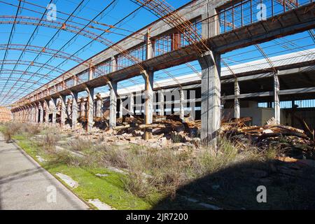 Alte verlassene und verfallende Fabrik, jetzt ist alles durch Rost korrodiert und die Zeit zersetzt alles Stockfoto
