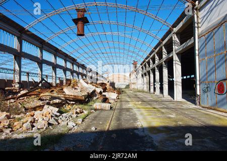 Alte verlassene und verfallende Fabrik, jetzt ist alles durch Rost korrodiert und die Zeit zersetzt alles Stockfoto