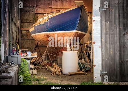 Die Restaurierung ist auf einem Segelboot aus Holz aus dem Jahr 1930s in Arbeit Stockfoto