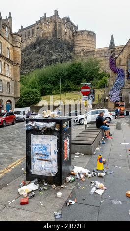 Edinburgher Müll überläuft, während die mitarbeiter des rates während des Edinburgh Festival 2022 streiken - Edinburgh Castle im Hintergrund. Stockfoto