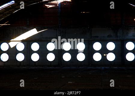 Alte verlassene und verfallende Fabrik, jetzt ist alles durch Rost korrodiert und die Zeit zersetzt alles Stockfoto