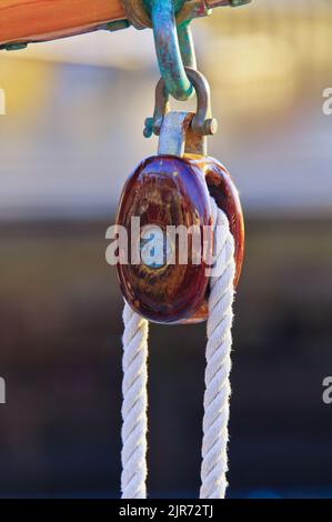 Einzelne lackierte Holzriemenscheibe Block auf klassischen Holz Yacht - Cu Stockfoto