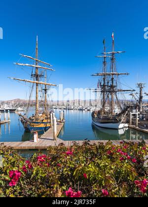 Topsail Ketch HAWAIIAN HÄUPTLING und Brigg LADY WASHINGTON in Ventura Harbor Stockfoto