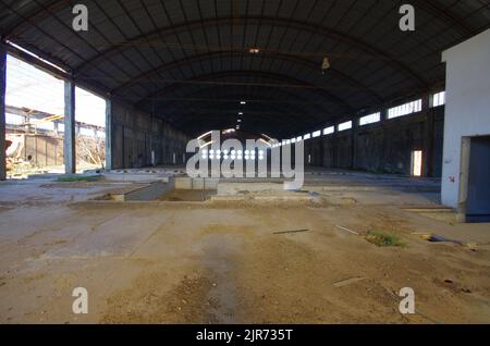 Alte verlassene und verfallende Fabrik, jetzt ist alles durch Rost korrodiert und die Zeit zersetzt alles Stockfoto