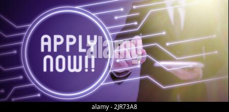 Textunterschrift mit der Präsentation Jetzt bewerben. Geschäftsidee Machen Sie eine formelle Bewerbung für einen Job sofort handeln Lady in Anzug hält Stift symbolisieren Stockfoto