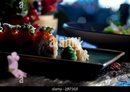 Sushi-Rollteller auf dem Restauranttisch Stockfoto