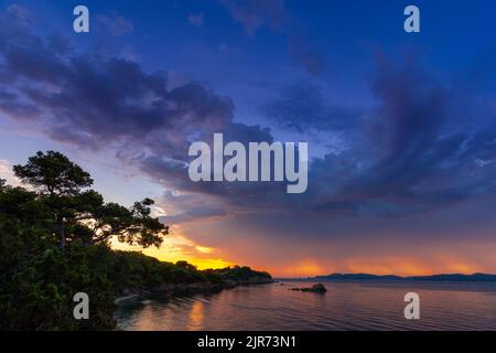 Erste Morgenröte an der französischen Riviera (Côte d'Azur), im Süden Frankreichs Stockfoto