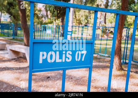 Polizeizaun im Stadtpark in der türkischen Stadt Stockfoto