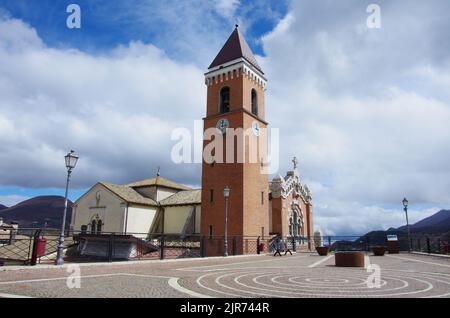 Rivisondoli - die Kirche von San Nicola di Bari Symbol des kleinen Dorfes - Abruzzen - Italien Stockfoto