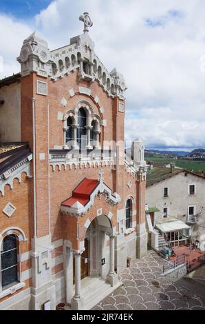 Rivisondoli - die Kirche von San Nicola di Bari Symbol des kleinen Dorfes - Abruzzen - Italien Stockfoto