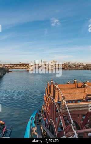 Blick vom Schaufelraddampfer, dem Oregon Maritime Museum am Willamette River, in Portland, Oregon. Stockfoto