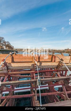 Blick vom Schaufelraddampfer, dem Oregon Maritime Museum am Willamette River, in Portland, Oregon. Stockfoto